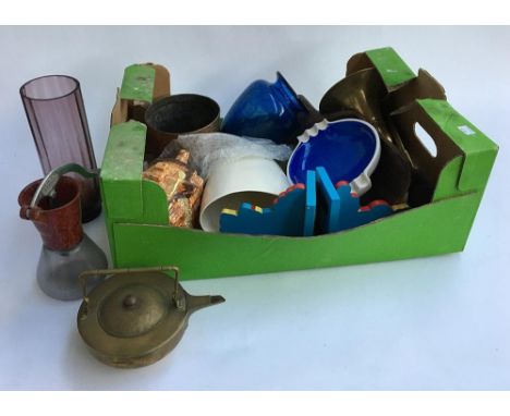 A mixed box of items to include vintage car horn (af), bras teapot, guinness ashtray, cottage teapot etc 
