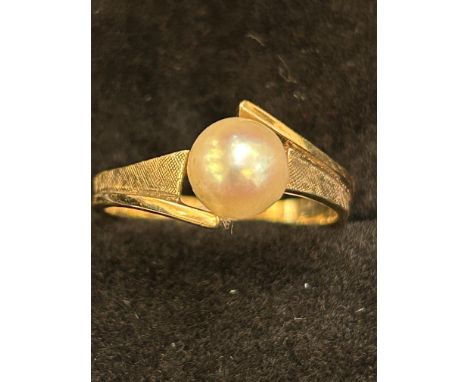 9ct Gold ring set with single pearl Weight 3g Size O.5