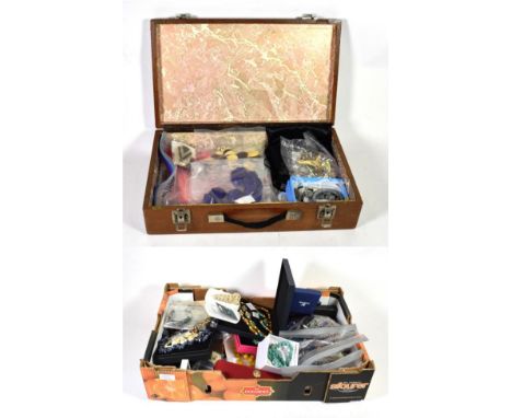 A good quantity of costume jewellery including Past Times, bead necklaces, 1960's and later brooches, agate pendant etc (in a