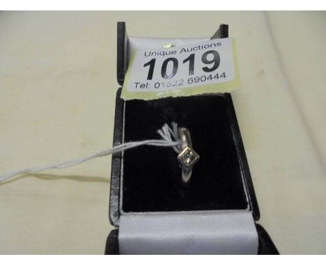 An 18ct gold and diamond ring, size K, 4.1 grams. 
