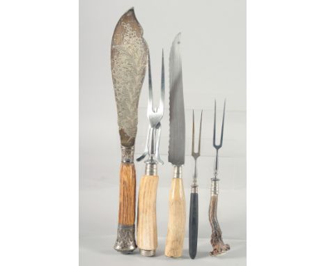 AN ANTLER HANDLE FORK, TWO SMALL FORKS, A KNIFE, AND A FISH SLICE, (5).