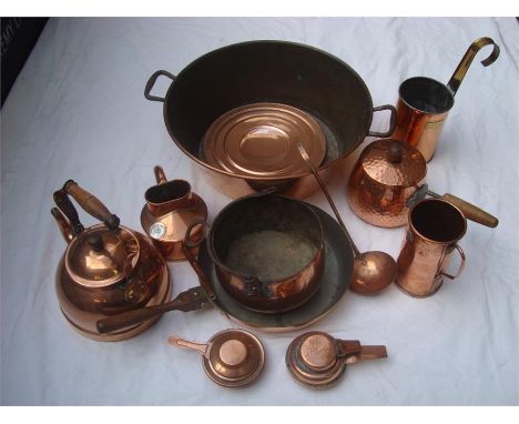 Mixed copper to iniclude a large pail, frying pan, saucepan with lid, cooing pot, kettle, oil can, ladle etc (11). 