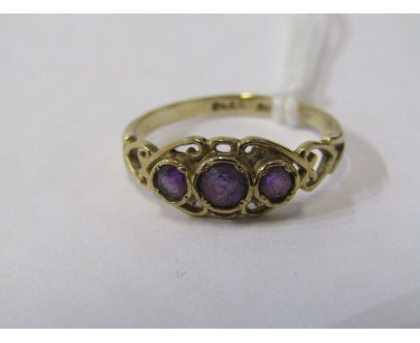 9ct YELLOW GOLD 3 STONE AMETHYST RING 