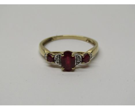 9CT YELLOW GOLD RUBY &amp; DIAMOND RING, principal oval cut ruby set with accent diamonds &amp; 2 further smaller rubies, siz