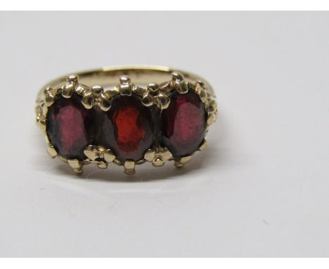 9CT YELLOW GOLD 3 STONE GARNET RING, 3 principal oval cut garnets of good colour, in 9ct yellow gold setting, approximately 3