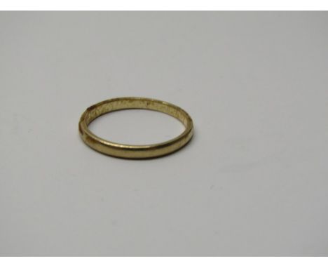 9CT YELLOW GOLD WEDDING BAND STYLE RING, approximately 1.6 grms in weight 