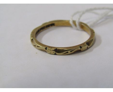 18CT GOLD BAND RING, a fancy gold band ring, 2.4 grms, size O 