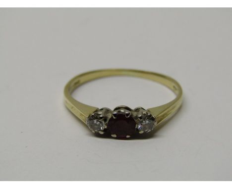 18CT YELLOW GOLD RUBY &amp; DIAMOND 3 STONE RING, principal brilliant cut ruby with brilliant cut diamonds to each side, in 1