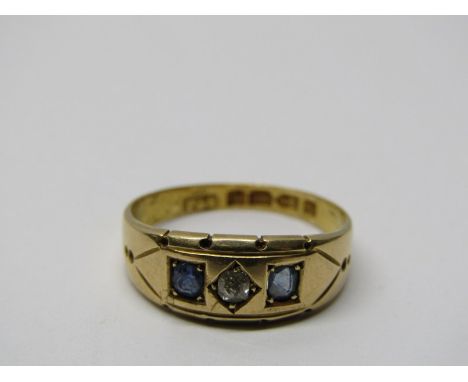 VINTAGE 18CT YELLOW GOLD SAPPHIRE &amp; DIAMOND 3 STONE RING, principal old cut diamond with pale blue sapphire to each side 