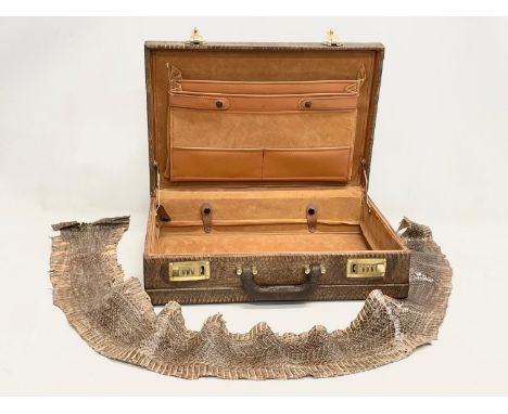A vintage snake skin briefcase. With a large snake skin. Briefcase measures 44x31x11cm. 