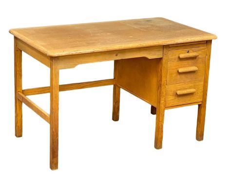A vintage oak desk by Abbess. 122x69x76cm 