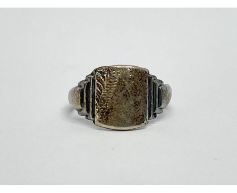 A 1920’s Art Deco silver ring. 