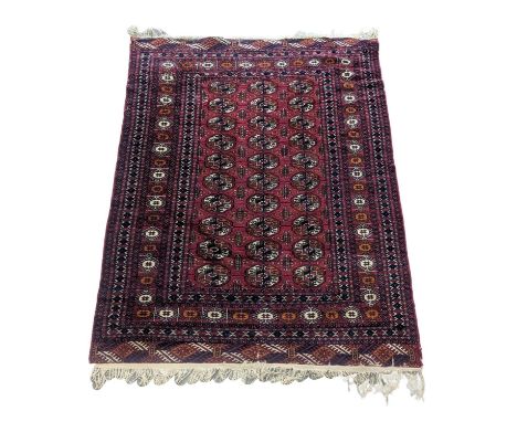 A good quality vintage Middle Eastern hand knotted rug. 123x203cm 