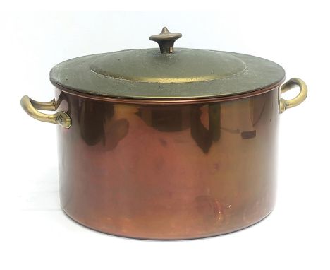 A vintage copper and brass pot. 29x20cm 