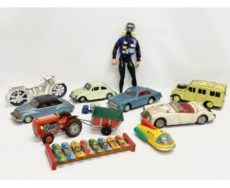 A collection of vintage toys. 5 tin plate Japanese cars, Volkswagen, Ferrari, Land Rover etc 19cm, Japanese tin plate tractor