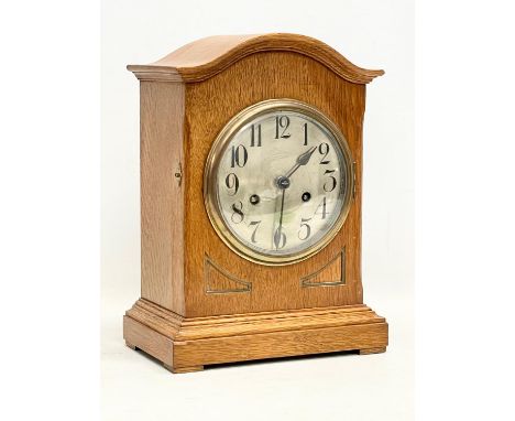 An early 20th century oak cased mantle clock. 1900-1920. With key and pendulum. 24x15x32.5cm 