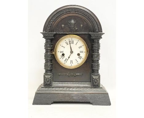 A late 19th century oak cased mantle clock. With pendulum. 28x15x35cm 