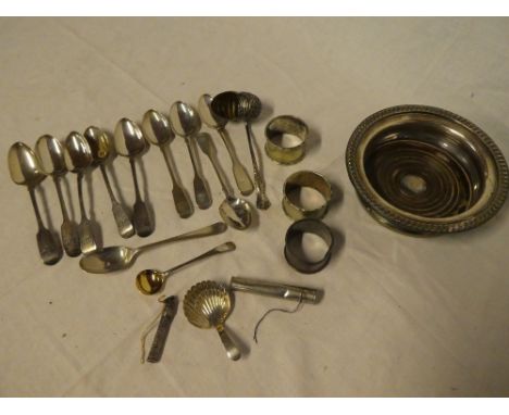 A Georgian caddy spoon with scallop bowl, selection of 19th Century silver "fiddle" pattern teaspoons, small silver propellin