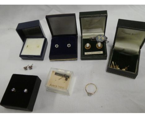 A 9ct gold dress ring, a small selection of various 9ct gold earrings and other earrings, etc 