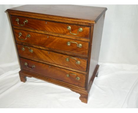 A small George III mahogany chest of four long graduated drawers with brass ring handles on bracket feet, 26½" wide x 27" hig