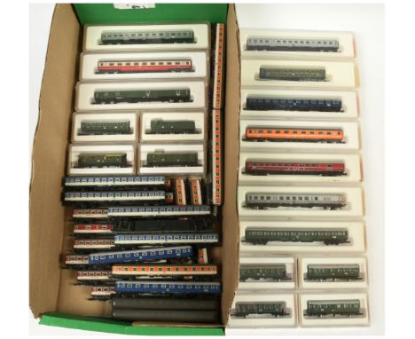 Marklin mini-club Z Gauge group of Passenger Coaches consisting of Bogie DB/SBB * 10, 4 and 6 wheel *8, Excellent in Good box