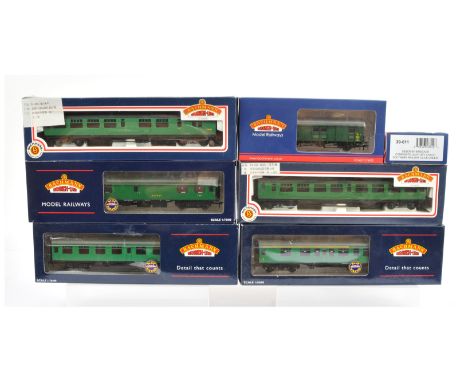Bachmann 00 Gauge group of Passenger coaches consisting of BR Mk1 SR green 39-053A Open, 39-262 Restaurant miniature buffet c