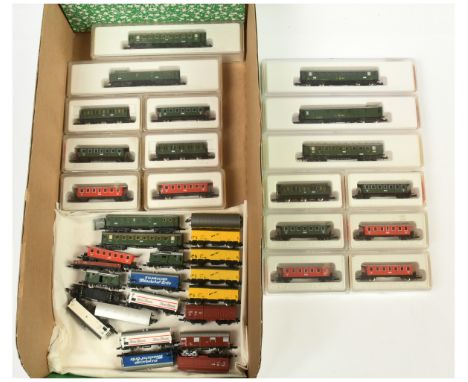 Marklin mini-club Z Gauge Passenger and Goods Rolling stock consisting of SBB/DR 4, 6 and 8 wheel passenger coaches *17 and 2