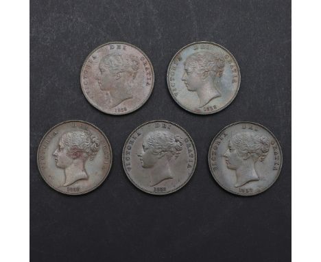 Five Queen Victoria pennies, young head l. dated 1858, reverse with seated figure of Britannia. Variants with 1858/6 1858/7 t