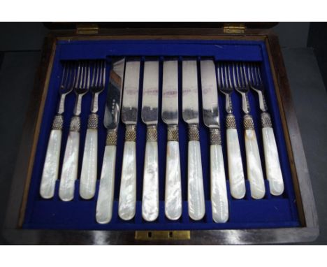 Antique cased set MoP handle fruit knives &amp; forks including set 6 each Mother of Pearl handle fruit knives and forks, sil