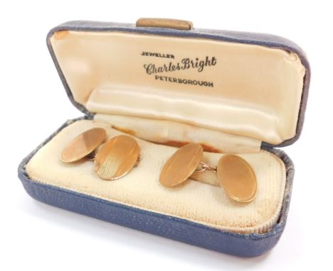 A pair of 9ct gold oval chain link cuff links, with engine turned decoration, 2.7g.