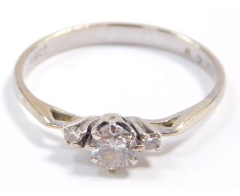 An 18ct gold and diamond three stone ring, 0.3ct, size M, 2.5g.