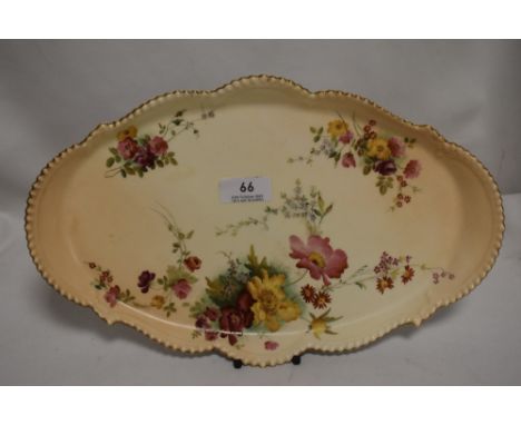 A 20th century Royal Worcester blush ivory tray bearing green stamp decorated with flowers.
22.5cm wide
No damage or restorat