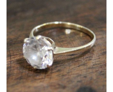 A 9ct gold dress ring, set large faceted clear glass stone, ring size: R