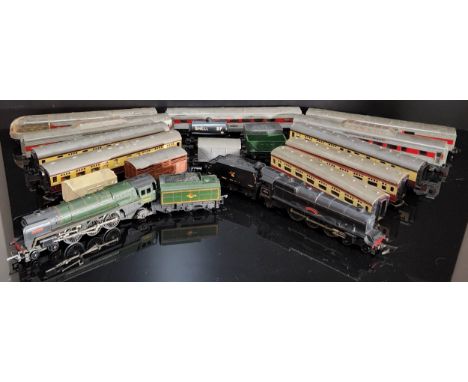 A Hornby&nbsp;R259 Class 7MT Britannia 4-6-2 'Britannia' 70000 in BR Green, boxed, tender; R080 4-6-2 BR Class 8P Princess El