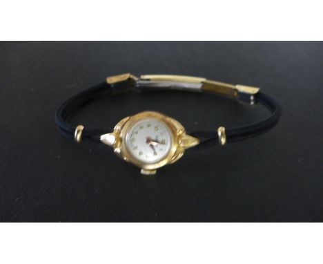 A 9ct Yellow Gold Roamer Manual Wind Ladies Wristwatch, clean condition, working in saleroom, 17mm wide 