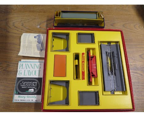 Triang Railways 00 Gauge R161 Operating Hopper Car Set, Hornby Dublo No 2400 TPO Mail Van Set - in good condition 