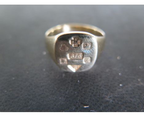 A 9ct Yellow Gold Signet Ring, Size U, approx. 4.8 grams - good condition - minor usage marks 