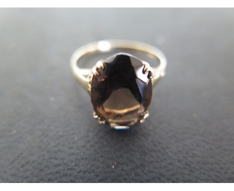 A 9ct yellow gold smoked quartz ring size Q - approx weight 2.4 grams - light surface scratches, usage wear 