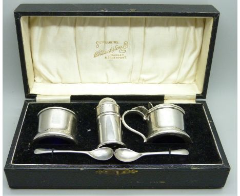 A silver cruet set, Deakin &amp; Francis, Birmingham 1928, 47g, boxed 