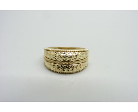 A 9ct gold engine turned ring, 4.5g, P 