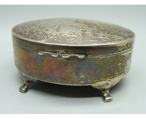 A silver oval trinket box, Birmingham 1919, 9cm 