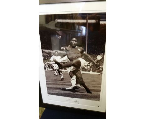 FOOTBALL, signed poster by Eusebio, full-length in action for Benfica in 1963 European Cup Final, dated 2004, by Big Blue Tub