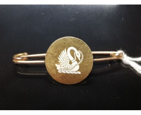 A 15CT YELLOW GOLD BROOCH WITH ENAMEL WHITE SWAN DECORATION MOUNTED ON A YELLOW METAL CLASP 4.7G GROSS