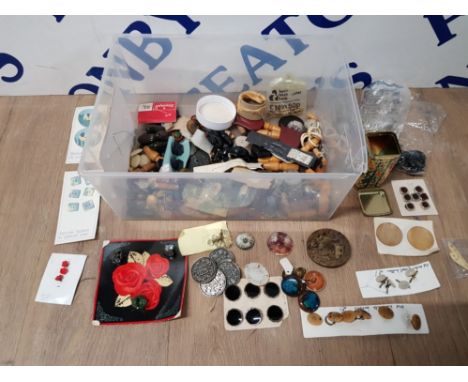 A COLLECTION OF BUTTONS OF VARIOUS DESIGNS TO INCLUDE MOTHER OF PEARL CERAMIC BY PILKINGTONS ETC