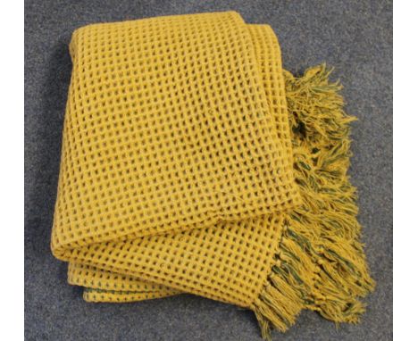 Green vintage woollen honeycomb blanket.(B.P. 24% incl. VAT)   CONDITION REPORT:  Good and clean. No holes.  Double.