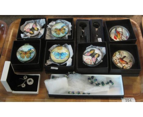Tray of assorted modern items to include: Thomas Calvi boxed necklace and earring set; key rings with angel decoration; anima
