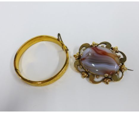 An agate brooch with yellow metal frame and a rolled gold stiff hinged bangle (2) 