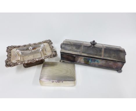 Epns desk inkstand, pierced dish and table cigarette box (3) 