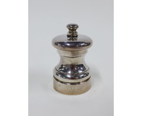 Silver pepper grinder, London 1987, 7.5cm 