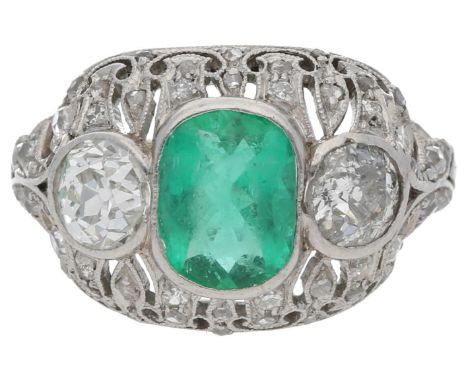 Smaragd-Diamant-Ring Zeitloser antiker Ring in Weissgold 18K, im Zentrum ein ovaler Smaragd von ca. 0,8 ct aus Kolumbien, min